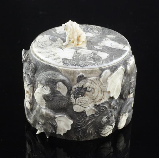 A Japanese ivory box and cover, early 20th century, 8.5cm